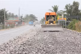 Thi công dự án cải tạo nâng cấp Quốc lộ 57 với chiều dài toàn tuyến 39,19 km, có tổng mức đầu tư 875 tỷ đồng. (Ảnh Công Trí/TTXVN)