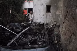 Cảnh đổ nát tại khu dân cư gần sân bay Kabul, sau vụ nổ được cho là do rocket phóng xuống thủ đô của Afghanistan, ngày 29/8. (Ảnh: THX/TTXVN)