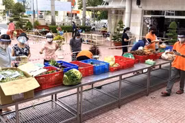 Người dân thực hiện 5K tại điểm bán hàng hóa thiết yếu bình ổn của Tổng công ty Công nghiệp thực phẩm Đồng Nai (Dofico) ở thành phố Biên Hòa. (Ảnh: TTXVN phát)