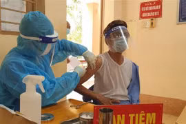 Tiêm vaccine cho người cao tuổi, cán bộ về hưu tại huyện Chơn Thành, Bình Phước. (Ảnh: TTXVN phát)