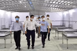 Phó Thủ tướng Vũ Đức Đam kiểm tra công tác phòng, chống dịch tại Bệnh viện Dã chiến số 1 (tại Khu công nghiệp Thành Thành Công, thị xã Trảng Bàng, tỉnh Tây Ninh). (Ảnh: Diệp Trương/TTXVN)