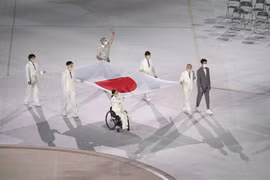 Lễ thượng cờ Nhật Bản tại Lễ khai mạc Paralympic Tokyo 2020 ở Tokyo, Nhật Bản, ngày 24/8/2021. (Ảnh: THX/TTXVN)