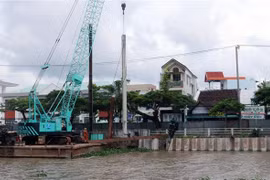Thi công xây dựng bờ kè sông Kinh Nhánh trên địa bàn thành phố Rạch Giá, Kiên Giang. (Ảnh: Lê Huy Hải/TTXVN)