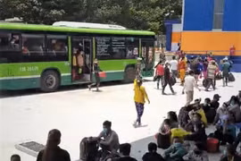 Điểm cách ly tạm thời tại "vùng đỏ" thị xã Tân Uyên, tỉnh Bình Dương bị quá tải cần được chấn chỉnh. (Ảnh: TTXVN phát)