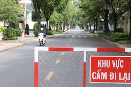 Tuyến đường Lê Quý Đôn, Quận 3 thưa vắng người qua lại. (Ảnh: Trần Xuân Tình/TTXVN)