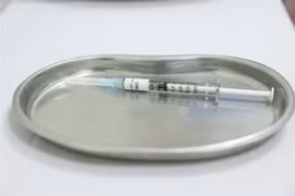 Mũi tiêm thử nghiệm vaccine COVIVAC cho tình nguyện viên đầu tiên. (Ảnh: Minh Quyết/TTXVN)