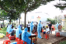 Lấy mẫu xét nghiệm sàng lọc cho người dân buôn Ea Bông sau khi ghi nhận chùm ca bệnh tại thành phố Buôn Ma Thuột. (Ảnh: Tuấn Anh /TTXVN)
