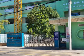 Cổng chính Bệnh viện Đà Nẵng. (Ảnh: Văn Dũng/TTXVN)