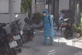 Nhân viên y tế Đà Nẵng phun thuốc khử khuẩn từng nhà, đường ngõ tại khu vực dân cư nơi bệnh nhân COVID-19 số 418 sinh sống. (Ảnh: Võ Dũng/TTXVN)