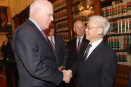 Nguyên Chủ tịch Thường trực Thượng viện Hoa Kỳ Patrick Leahy đón Tổng Bí thư Nguyễn Phú Trọng. (Ảnh: Trí Dũng/TTXVN)