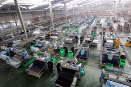 Dây chuyền sản xuất giày, dép xuất khẩu tại Công ty TNHH Midori Safety Footwear Việt Nam, vốn đầu tư của Nhật Bản tại khu công nghiệp Điện Nam-Điện Ngọc (Quảng Nam). (Ảnh: Danh Lam/TTXVN)