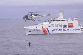 Lực lượng 2 nước diễn tập sử dụng trực thăng cứu nạn trên biển. (Ảnh: TTXVN phát)