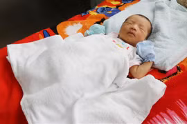 Sau quá trình thay máu, điều trị, sức khỏe của cháu bé đã ổn định. (Ảnh: Nguyễn Thành/TTXVN)