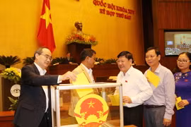 Các đại biểu Quốc hội bỏ phiếu bầu Chủ tịch nước. (Ảnh: Dương Giang/TXVN)