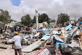 Hiện trường vụ đánh bom bên ngoài trụ sở chính quyền ở Mogadishu, Somalia ngày 10/9. (Ảnh minh họa: AFP/ TTXVN)