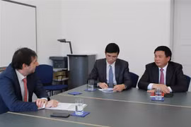 Bí thư Trung ương Đảng Nguyễn Xuân Thắng làm việc với ông André Simonazzi, Phó Chủ nhiệm Văn phòng Liên bang Thụy Sĩ. (Ảnh: Hoàng Hoa/TTXVN)