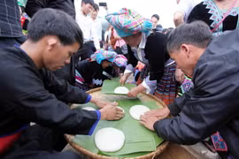 Các đội tập trung nặn những chiếc bánh giầy vừa tròn vừa đẹp. (Ảnh: Quý Trung/TTXVN)
