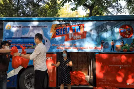 Chuyến “Xe buýt siêu thị 0 đồng” mang thông điệp “Tất cả vì người lao động”. (Ảnh: Thành Đạt/TTXVN)