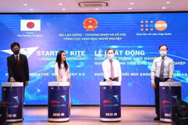 Các đại biểu phát động Startup Kite 2021. (Ảnh: Hoàng Hiếu-TTXVN)