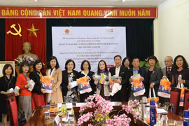 Lễ bàn giao các thiết bị bảo hộ cá nhân và đồ dùng vệ sinh cá nhân hỗ trợ người cao tuổi trong bối cảnh COVID-19. (Ảnh: PV/Vietnam+)
