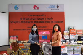 Bàn giao trang thiết bị thiết yếu nâng cấp hệ thống hỗ trợ nạn nhân của bạo lực giới. (Ảnh: PV/Vietnam+)