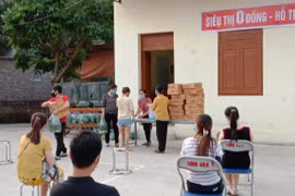 Các cấp công đoàn tỉnh Bắc Giang đang hỗ trợ cho người lao động tại các khu nhà trọ phải cách ly dưới hình thức "Siêu thị 0 đồng". (Ảnh/: PV/Vietnam+)