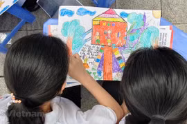 Trẻ em tham gia vào sáng tác tranh với thông điệp ngăn chặn lao động trẻ em. (Ảnh: PV/Vietnam+)