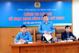 Lãnh đạo Tổng Liên đoàn Lao động Việt Nam thông tin về các sai phạm tại Đại học Tôn Đức Thắng. (Ảnh: PV/Vietnam+)