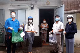 Hỗ trợ người dân tại các khu trọ có hoàn cảnh khó khăn. (Ảnh minh hoạ: Thanh Vũ/TTXVN)