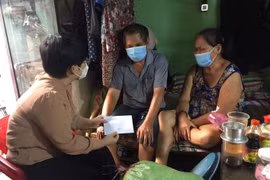 Thành phố Hồ Chí Minh trao quà hỗ trợ cho người dân gặp khó khăn do COVID-19. (Ảnh: Thanh Vũ/TTXVN)