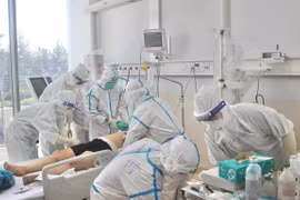 Bác sỹ tại Bệnh viện Hồi sức COVID-19 Thành phố Hồ Chí Minh điều trị cho bệnh nhân COVID-19 nặng. (Ảnh: TTXVN)