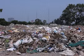 Rác, vật liệu xây dựng dở chất ngổn ngang có ngọn (Ảnh: Minh Sơn/Vietnam+) 