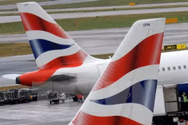 Máy bay của Hãng British Airways tại sân bay Heathrow ở London, Anh. (Ảnh: EPA/TTXVN) 