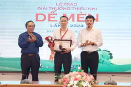 Đại diện Nhà xuất bản Trẻ thay mặt tác giả Lý Lan nhận giải Hiệp sỹ Dế mèn. (Ảnh: PV/Vietnam+)