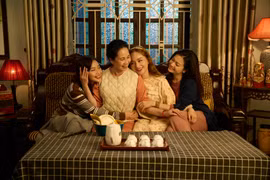 Phim truyền hình 'Gia đình mình vui bất thình lình' giành hai giải thưởng tại VTV Awards 2023. (Ảnh: VFC)