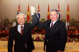 Đại tướng Raul Castro Ruz, Bí thư thứ nhất Ban chấp hành Trung ương Đảng Cộng sản Cuba, Chủ tịch Hội đồng Nhà nước và Hội đồng Bộ trưởng Cuba với Tổng Bí thư Nguyễn Phú Trọng ngày 8/7/2012, tại Hà Nội. (Ảnh: Trí Dũng/TTXVN)