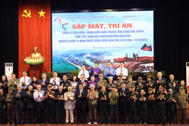 Thủ tướng Phạm Minh Chính chụp ảnh lưu niệm cùng các chiến sỹ Điện Biên, thanh niên xung phong, dân công hỏa tuyến. (Ảnh: Minh Anh/Vietnam+)