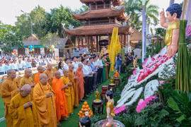 Các đại biểu tham dự Đại lễ Phật đản tại Cần Thơ. (Ảnh: Thanh Liêm/TTXVN)