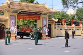 Người dân hát Quốc ca và hô vang "Tổng Bí thư muôn năm" vào giờ phút tiễn biệt