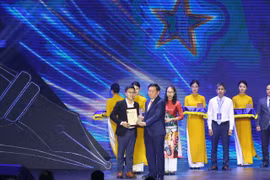 Tác giả Võ Mạnh Hùng, Báo Điện tử VietnamPlus được trao giải A. (Ảnh: Hoài Nam/Vietnam+)