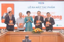 Tổng Giám đốc Thông tấn xã Việt Nam Vũ Việt Trang tặng sách các đại biểu. (Ảnh: Minh Quyết/TTXVN)
