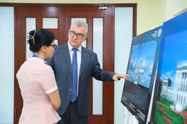 Các đại biểu xem triển lãm ảnh về Liên bang Nga tại Liên hiệp các tổ chức hữu nghị Việt Nam ngày 15/5. (Ảnh: CTV/Vietnam+)