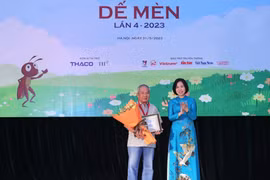 Năm 2023, Tổng Giám đốc Thông tấn xã Việt Nam Vũ Việt Trang trao Giải thưởng lớn “Hiệp sỹ Dế mèn” và chứng nhận cho nhà văn Trần Đức Tiến. (Ảnh: Hoàng Hiếu/TTXVN)