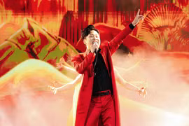 Chương trình có sự tham gia của ca sỹ Tùng Dương cùng đông đảo các nghệ sỹ đang được khán giả yêu thích. (Ảnh: PV/Vietnam+)