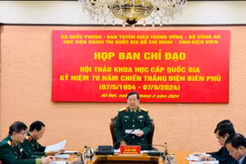 Thượng tướng, Tiến sỹ Lê Huy Vịnh, Thứ trưởng Bộ Quốc phòng chủ trì cuộc họp của Ban Chỉ đạo Hội thảo. (Ảnh: PV/Vietnam+)