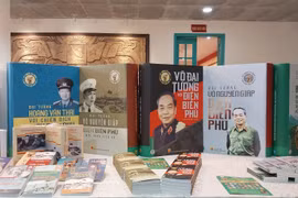 Nhóm sách bao gồm những hồi ký, hồi ức của các tướng lĩnh nổi tiếng đã từng trực tiếp tham gia chỉ huy Chiến dịch Điện Biên Phủ. (Ảnh: PV/Vietnam+)