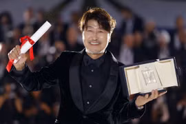 ''Quốc bảo'' Song Kang Ho giành giải tại Cannes 2022 nhờ phần thể hiện trong ''Người môi giới.'' (Ảnh: Reuters)