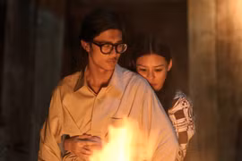 Danh ca Khánh Ly khẳng định không ôm Trịnh Công Sơn khi ông buồn như cảnh trong phim ''Em và Trịnh''. (Ảnh: Galaxy)