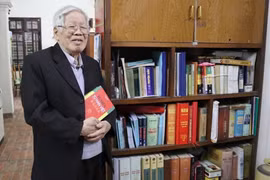 Nhà giáo, nhà thư pháp Lại Cao Nguyện. (Ảnh: Motthegioi)