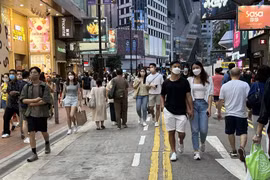 Người dân đi mua sắm tại khu vực Causeway Bay, Hong Kong trong tháng 4/2022. (Ảnh minh họa: Mạc Luyện/TTXVN)